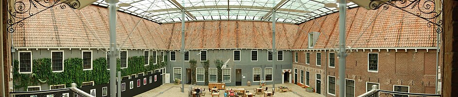 Een panorama foto van het overdekte binnenplein van het Natuurmuseum Fryslân