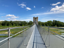 Le pont suspendu de la commune de Rochemaure, dans l'Ardèche, vue globale.