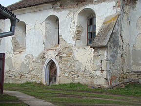 Latura de sud, cu portalul intrării în arc frânt