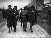 Photo de Tazio Nuvolari dans les stands du Grand Prix de Tunisie 1933.