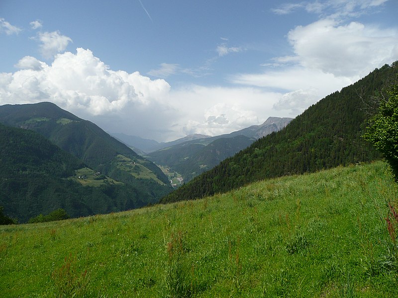 File:Val Sarentina con Forcella Sarentina e Cima Rodella - panoramio.jpg