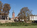 Buren, Kirchturm (Sint-Lambertuskerk) hinter der Festungsmauer