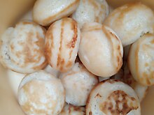 It is also referred to as rice cake in English.