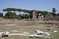 Partie nord de la Domus Flavia. Au premier plan, le péristyle central avec le bassin octogonal. Au fond, les vestiges des murs appartiennent à l’Aula Regia et aux salles latérales.