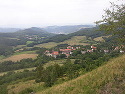 Pohled na Hlinnou a Tlučeňské údolí z vrchu Hradiště