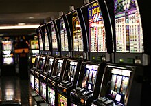 Fila di slot machine digitali all'interno di un casinò di Las Vegas