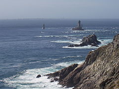 La Pointe du Raz avec le phare de la Vieille et l'Île de Sein au large (Finistère)