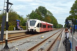 Een Arriva Spurt passeert het Station Zuidhorn op weg naar Leeuwarden (2018)