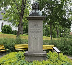 Byst av prosten Olof Broman (1931) vid Hudiksvalls kyrka.