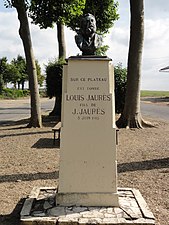 Le mémorial Louis Jaurès à Chaudun, stèle avec buste de Jean Jaurès.