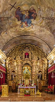 Vista interior do Santuário de Santa Maria da África, um templo católico situado na cidade de Ceuta, exclave espanhol na costa norte da África. (definição 3 871 × 7 141)