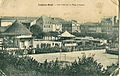 Une fête sur la Place d'Armes, vers 1906. La Place d'Armes était alors le terminus de l'une des deux lignes du Tramway de Longwy, dont on voit une rame derrière la foule.