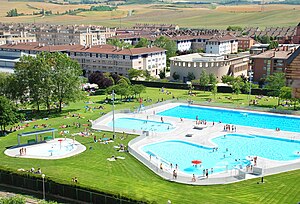 Vista das piscinas municipais e da Urbanização Zizur