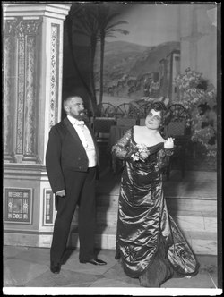 Emil Strömberg som Jonathan Tipp och Emma Meissner som Molly i operetten Stackars Jonathan, Vasateatern 1902.