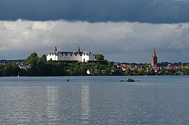 Schloss Plön, Blick von der Prinzeninsel, 08-2011.JPG