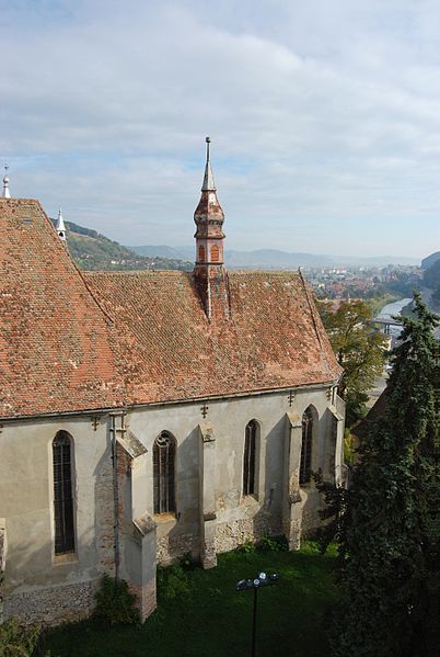 File:Segesvár - Felsőváros - a Kolostortemplom szentéje ( a távolban a fehéregyházi sík ) - panoramio.jpg