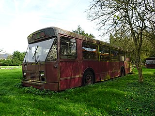 Ancien Van Hool A120/31 (1980) reconverti en dortoir par un gîte près de Dinant. N°450 des TEC Namur-Luxembourg[3].