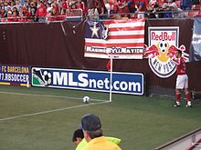 un footballeur s'apprête à tirer un corner.