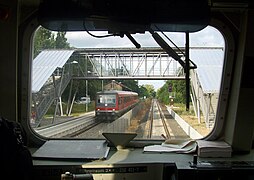 Zugkreuzung im Bahnhof Saulheim mit 628 483 und 218 411.jpg