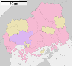 Mapa konturowa prefektury Hiroszima, po prawej nieco na dole znajduje się punkt z opisem „Mihara”