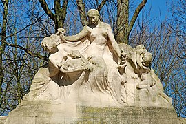 Sculture d'une femme blanche avec à ses pieds une femme indigène et des enfants noirs.)