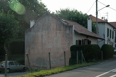 Petit fronton sur le pignon d'une maison.