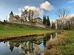 Le Gour au pied des murailles du château de Bouclans.