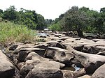 L'aigua flueix a través de les roques fins a la vora de les cascades