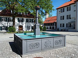 Dorfplatz mit Brunnen