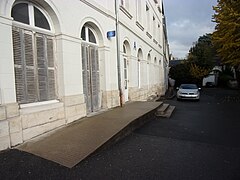 Photographie en couleurs des façades de deux bâtiments formant un léger angle