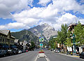 Banff mit der Banff Avenue, wo der Highway verläuft / Alberta