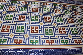 Détail de la paroi de l'iwan où se trouve le mihrab de la mosquée Bolo Haouz. En vert et rouge, le nom de Mahomet est répété en lettres de style Kufique carré.