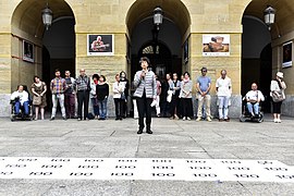 La artista vasca Esther Ferrer durante una performance en San Sebastián