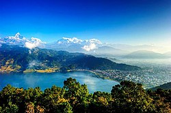 Blick von der Shanti Stupa auf den Phewa-See und die Stadt