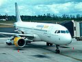 Airbus A320 de Vueling stationné sur l'aéroport de Santiago de Compostela