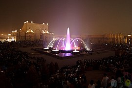 La fuente musical con la estatua de Neelkanth Varni al fondo