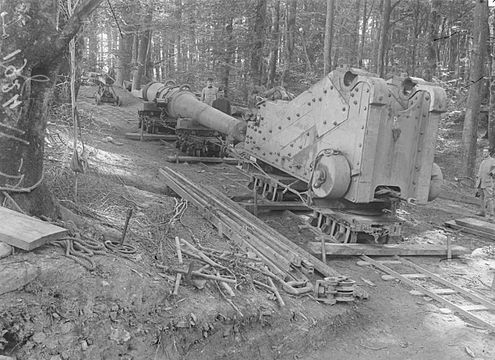 Canon de 240 mm modèle 1884 près de Dannemarie en août 1916, démonté en deux fardeaux (affût + tube) pour être placé sur une voie étroite.