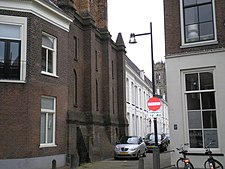 Gasthuiskapel hoek Oude Vischstraat en de Gasthuisstraat, met op de achtergrond de Sint Maartenskerk