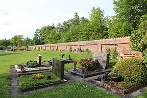 Der Friedhof wurde mit einer Backsteinmauer umgeben