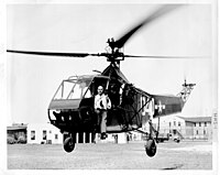 Comdr. Frank A. Erickson, USCG & Dr. Igor Sikorsky, vrtulník Sikorsky HNS-1 C.G. 39040.