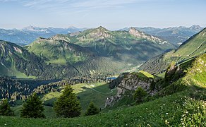 Le massif du Giffre dans le nord-est.