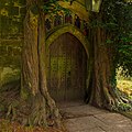 Les portes nord de l'église Saint-Édouard (en) de Stow-on-the-Wold (dans les collines de Cotswold du Gloucestershire) peuvent être parmi les inspirations des « Portes de Durin », l'entrée de la Moria[18].