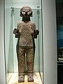 A Figurin de Oan doaschtod dea in a Haud gschlipft is und den Vegetationsgod Xipe Totec schpüd.