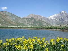 Aseman Kuh (pico do Alborz) visto desde Kahrizak Dare (lago), Lar.