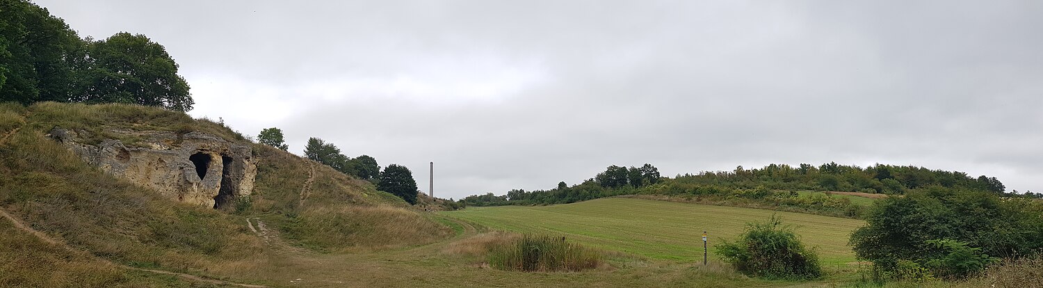 het Poppelmondedal gezien vanuit het westen met links de Poppelsberg met de Duivelsgrot erin en in het midden de schoorsteen van de ENCI