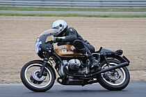 Een BMW café racer tijdens de Moto Classic Trophy in 2008, op het circuit van Zolder