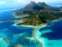 Le lagon de Bora-Bora, élément d'un récif-barrière entourant l'île volcanique.