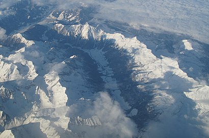 valley Pfitschtal from above (eigentlich nur die verschneiten sonnigen Berge um das untere Pfitscher Tal und ein Schatten im winterlichen Tal. Foto.)