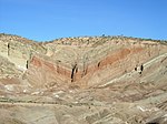 Rainbow Basin Syncline pada Barstow Formation dekat Barstow, California. Folded strata.