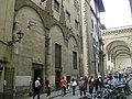 I resti della chiesa su Via della Ninna, sullo sfondo la Loggia dei Lanzi